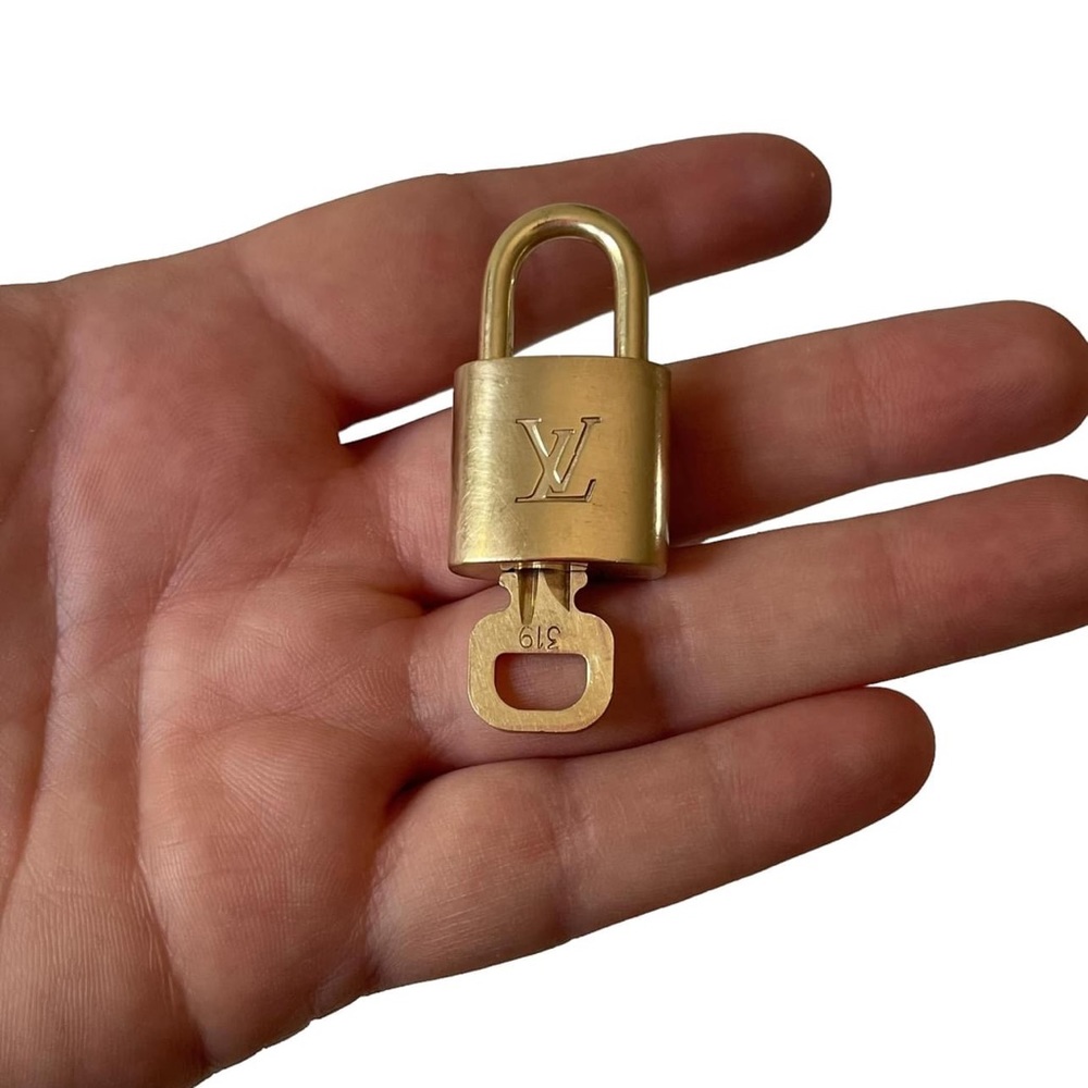 Authentic Louis Vuitton LV Lock & Key 319🔒 🔐 🔑